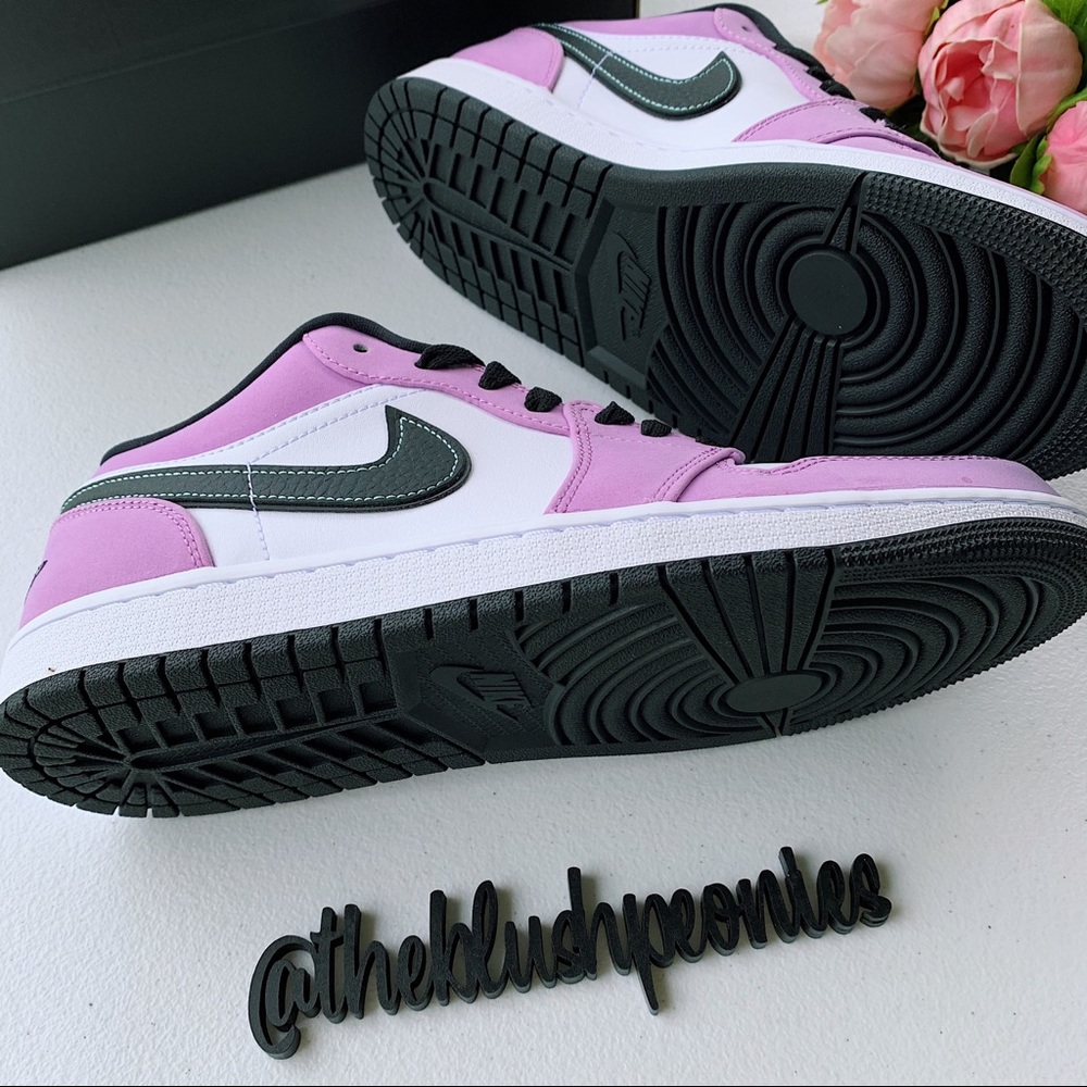 Air Jordan 1 Low NWT - Picture 9 of 10
